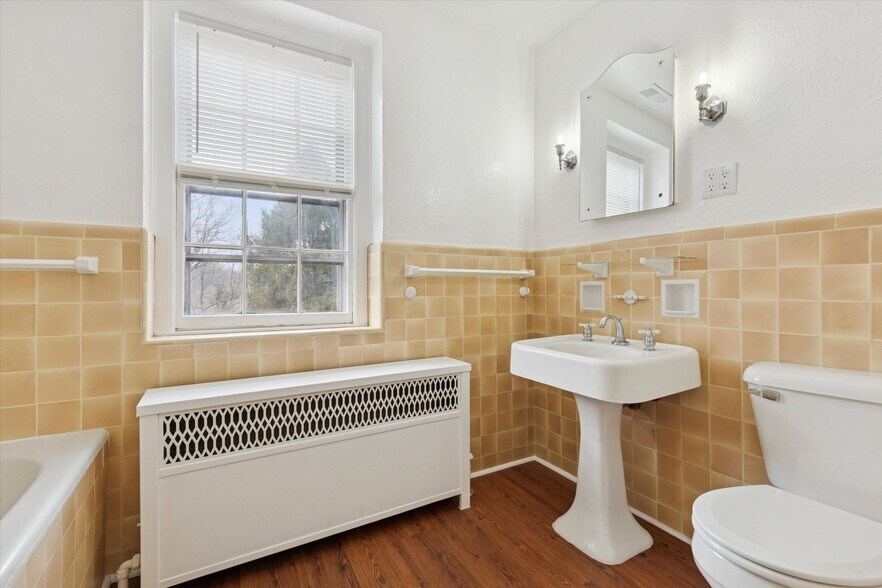 Building Photo - 134 Yew Rd