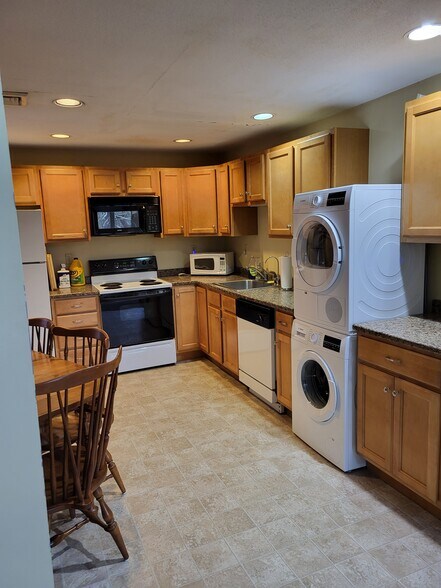 Building Photo - 80 Fernwood Dr