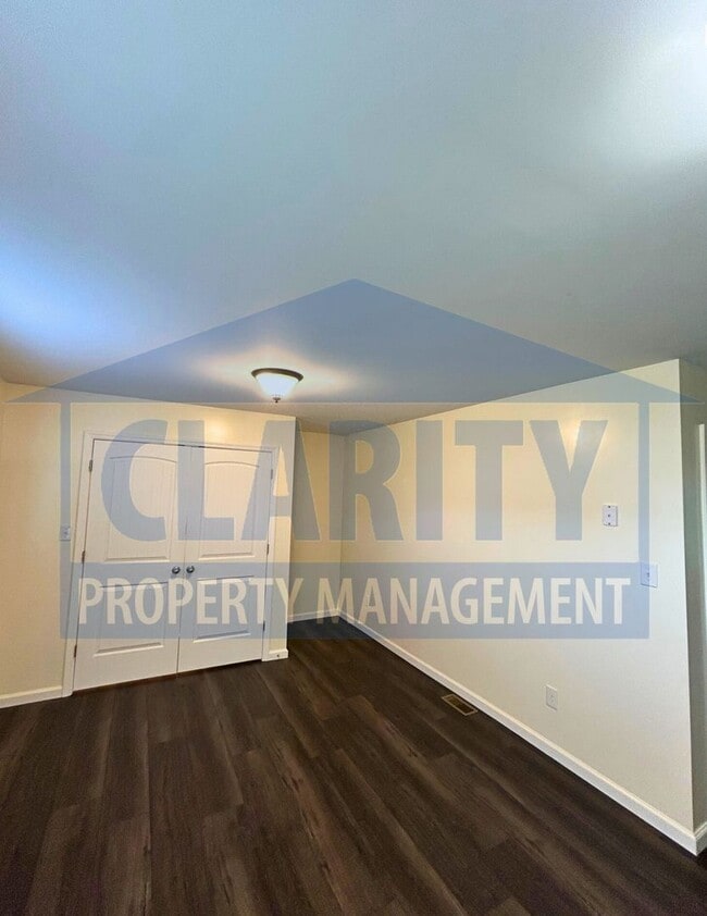 Building Photo - Two bedroom townhome w/garage!