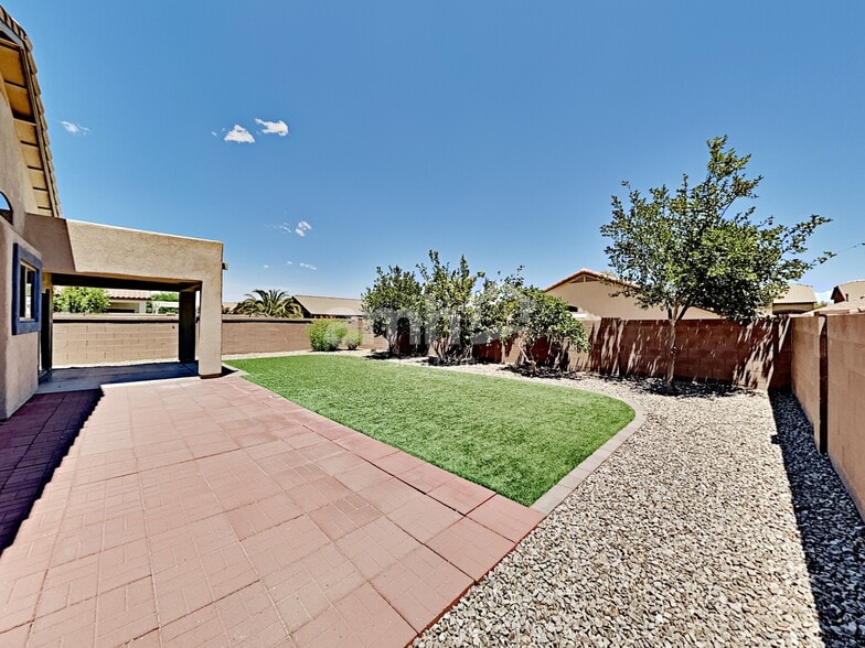 Building Photo - 342 W Calle Paso Suave