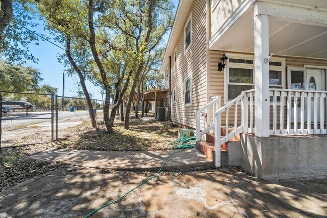 Building Photo - 2033 Lakeview Dr