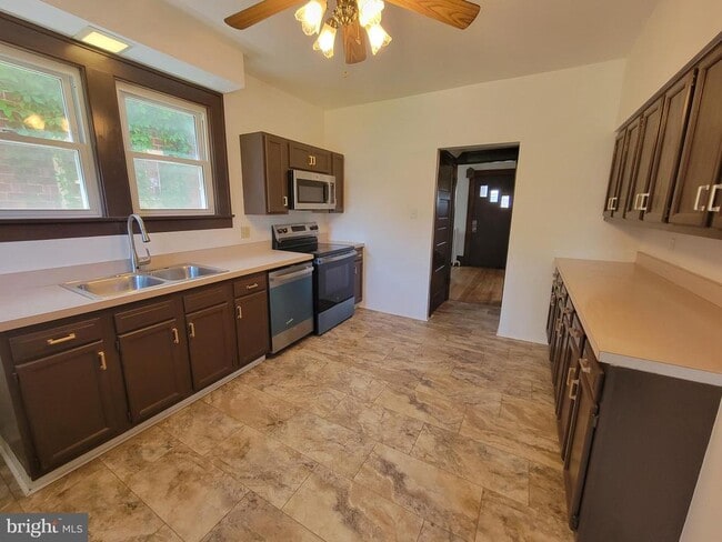 Building Photo - 632 Hill Top Dr