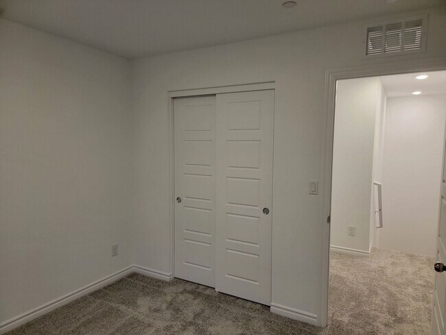 Building Photo - Stunning  4 Bedroom Townhome