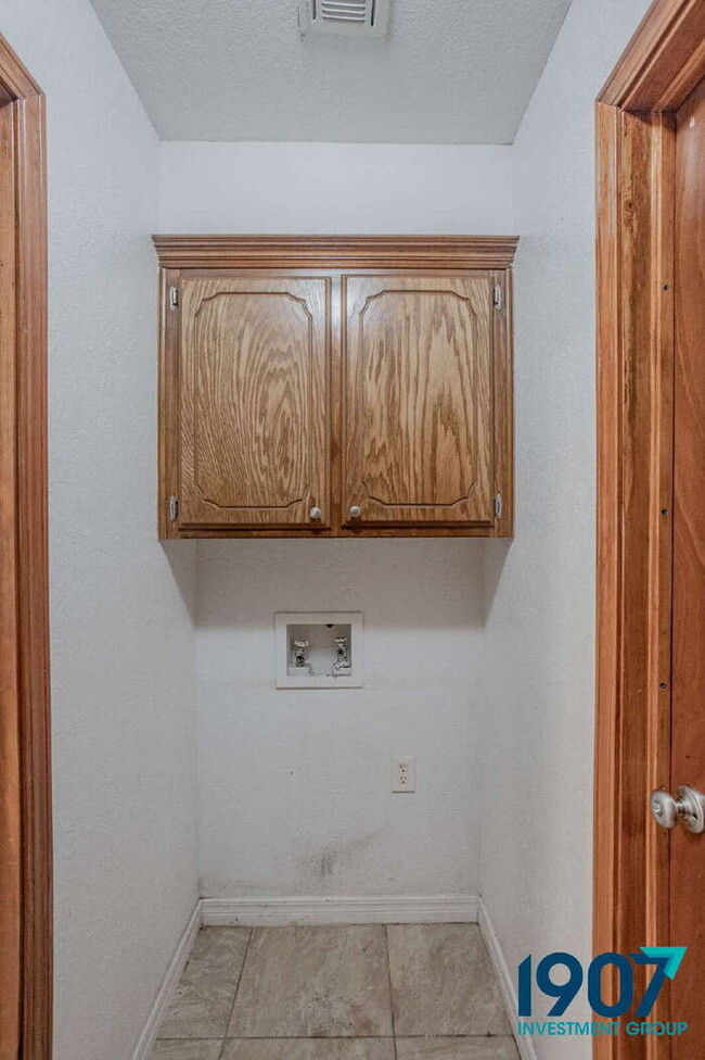 Building Photo - Beautiful 3-Bedroom Home in Yukon - Availa...