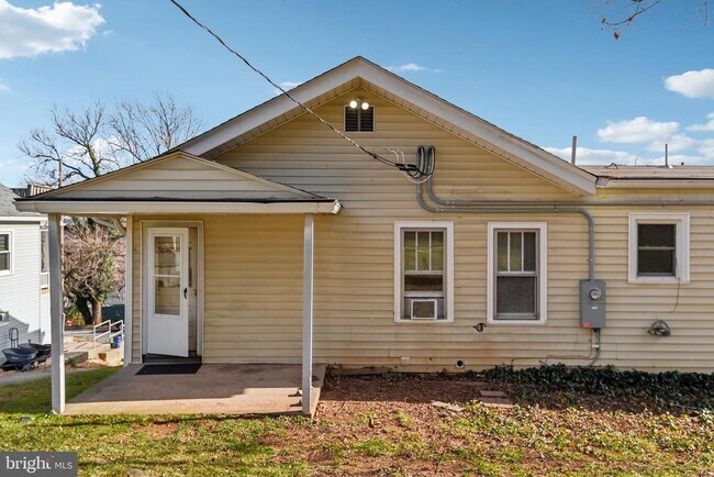 Building Photo - 209 Locust St