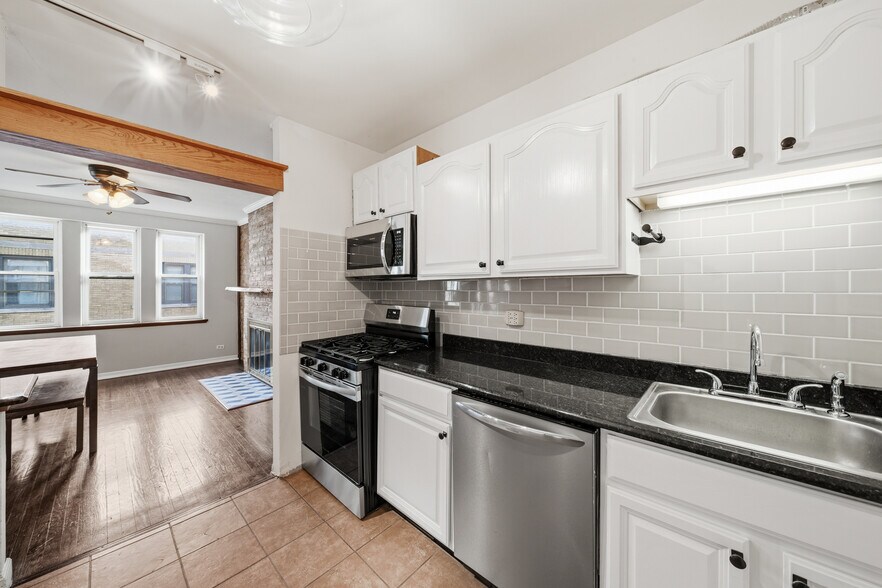 Building Photo - 724 W Buena Ave