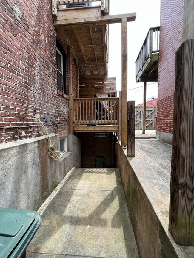 Building Photo - Newly Renovated Split Level Row Home in Tr...