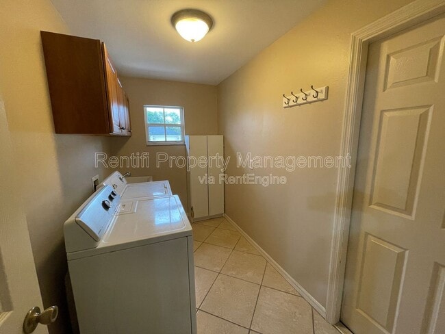 Building Photo - 1710 SW 10th Pl