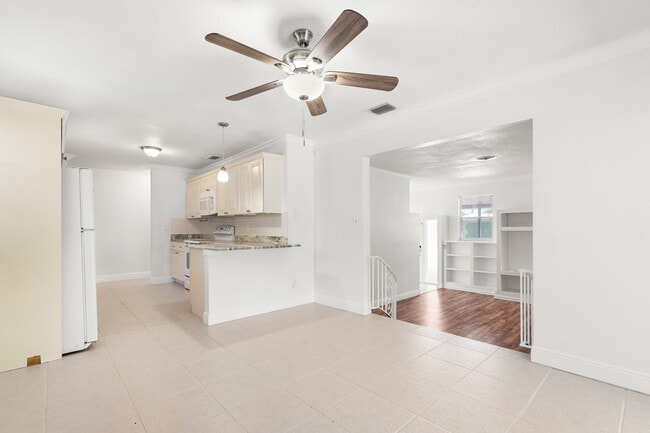 Building Photo - 2173 W Vina Del Mar Blvd