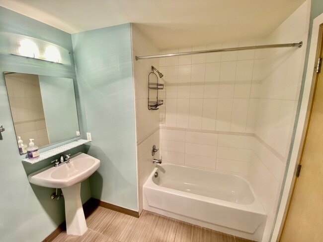 Building Photo - 1bd/1ba Seattle Condo