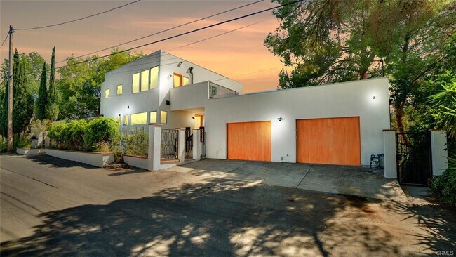 Building Photo - 854 W Avenue 37