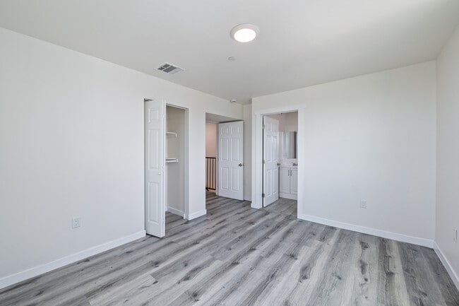 Building Photo - 1237 N Kenmore Ave