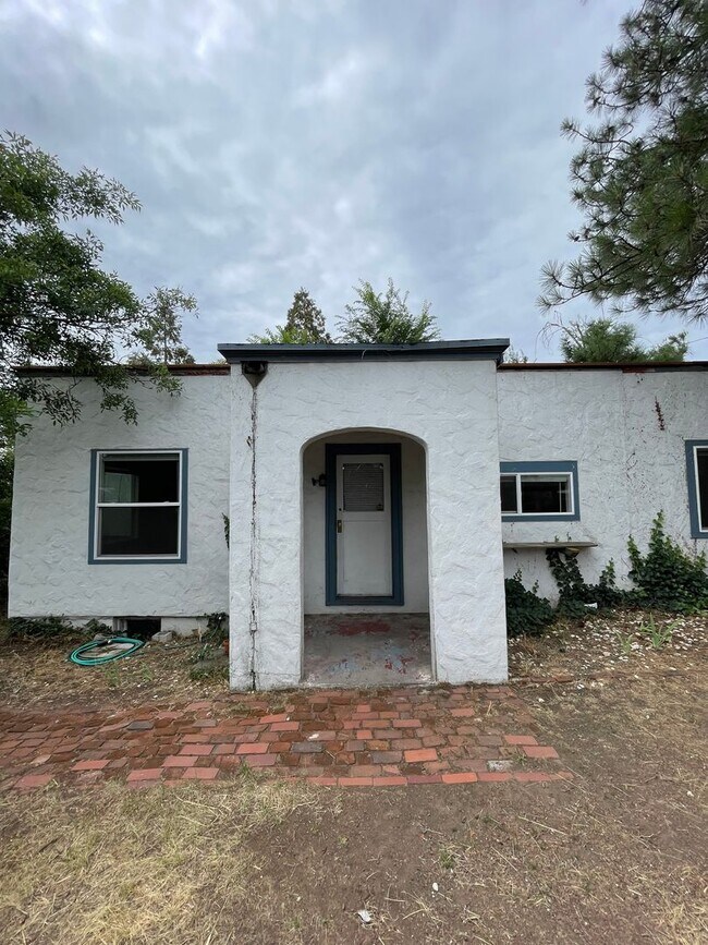 Building Photo - 2bdrm, 2 bath, located just minutes from d...