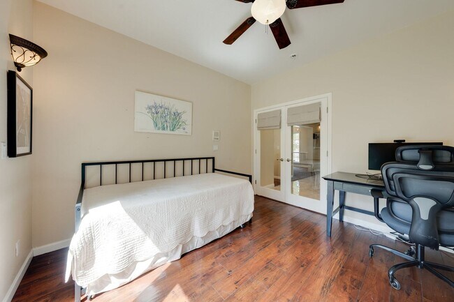 Building Photo - Luxury 4BR Home with Pool & Outdoor Kitche...