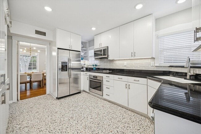 Building Photo - 2420 Nottingham St