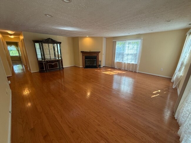 Building Photo - 2101 Woodbox Lane