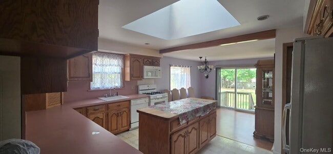 Building Photo - 51 Peconic St