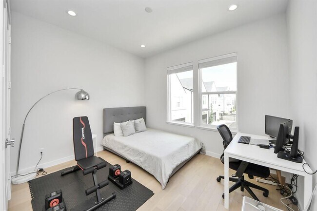 Building Photo - 849 Martin St