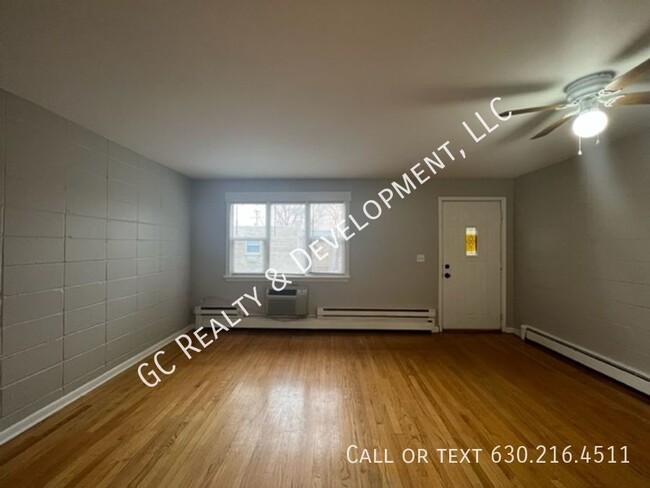 Building Photo - ***CRYSTAL LAKE / 1BRM- 1BTH / RESIDENT PA...