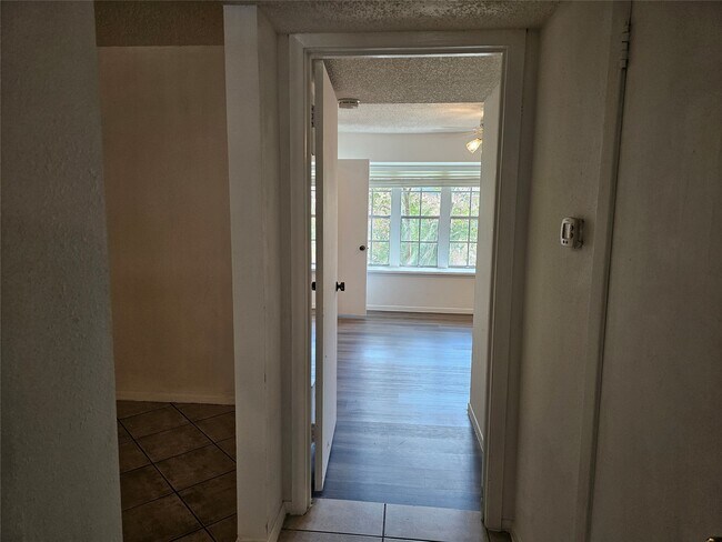 Building Photo - 8287 Kingsbrook Rd