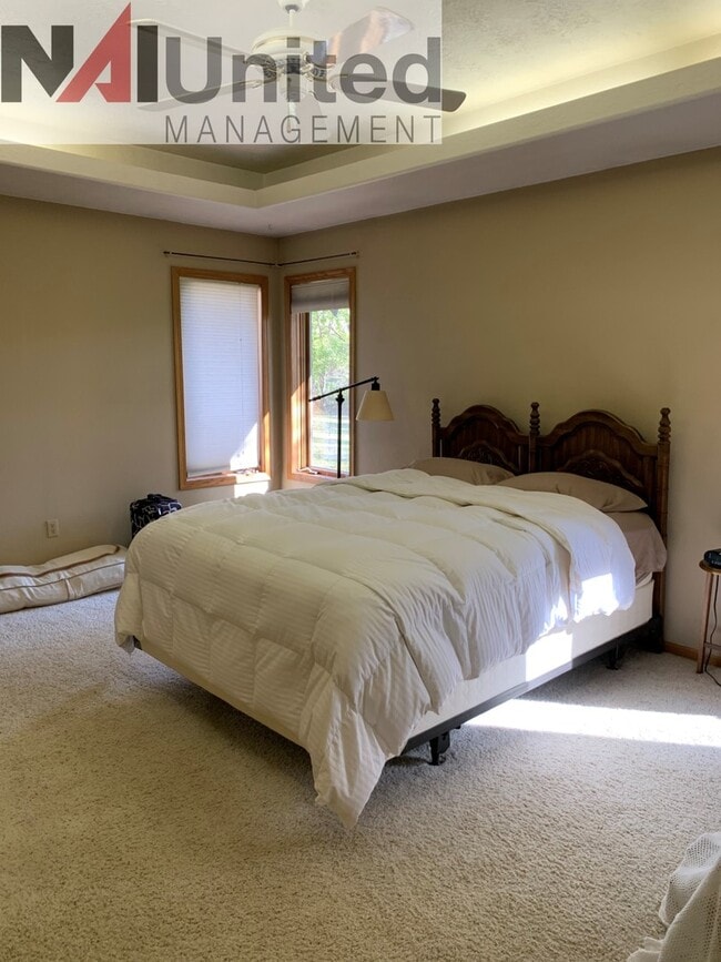 Building Photo - House for Rent 3 BR, 2 bath house, main floor laundry, 2 fireplaces, attached garage, Dakota Dunes