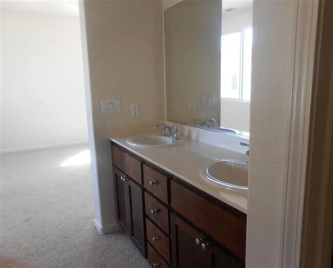 Building Photo - Great centrally located home next to shopp...