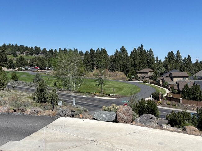 Building Photo - Single Story Home with Great Views!