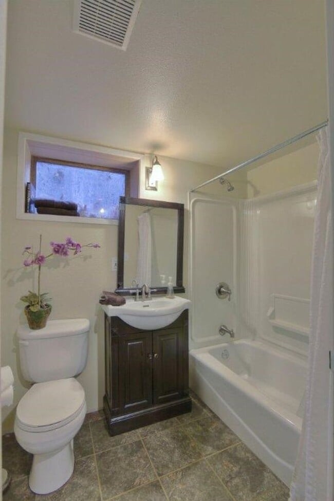 Building Photo - Charming 3 Bed 2 Bath Home in Eastgate