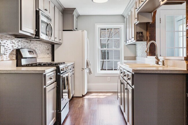 Building Photo - 33 Exeter Rd