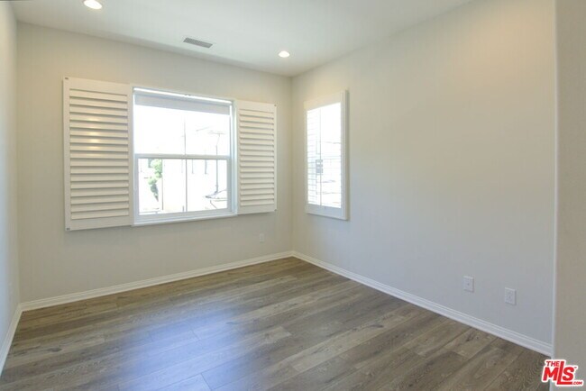 Building Photo - 50 Twin Flower