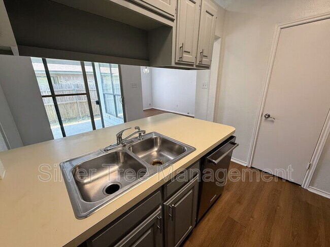 Building Photo - 6845 S Creek Dr
