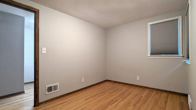 Building Photo - 117 19th St SE