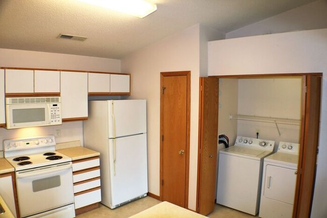 Building Photo - $1,195 | 2 Bedroom, 1 Bathroom Condo | No ...