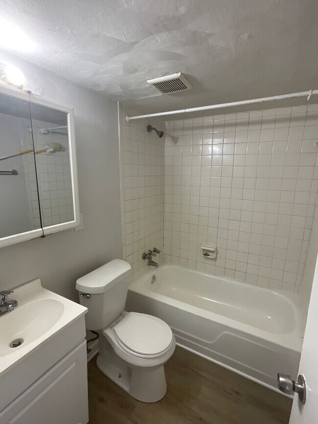 Building Photo - Quiet Two Bedroom Apartment off Rodman Ave