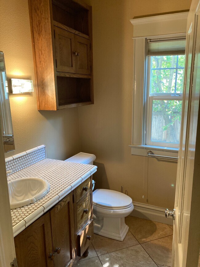 Full Bathroom - 1621 W Hays St