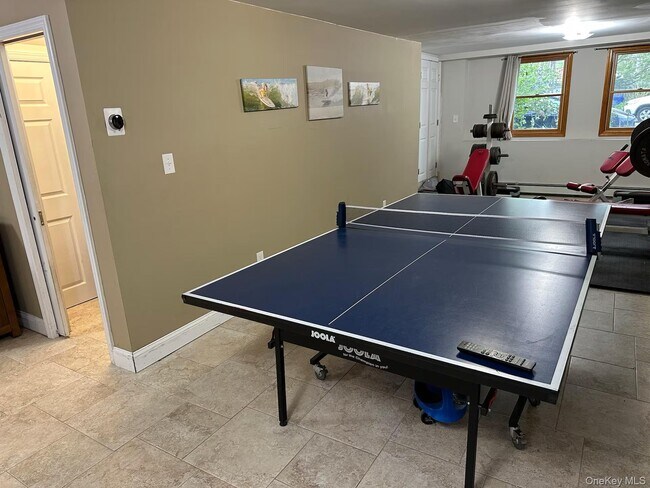 Building Photo - 322 E Beech St