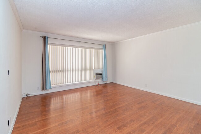 Building Photo - 6199 Canterbury Dr