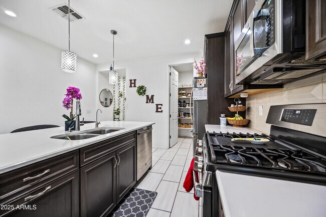 Building Photo - 10829 W Hadley St