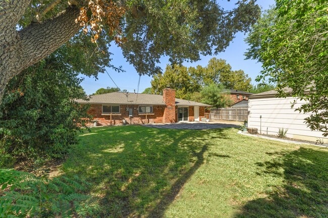 Building Photo - 2515 Blue Willow Dr