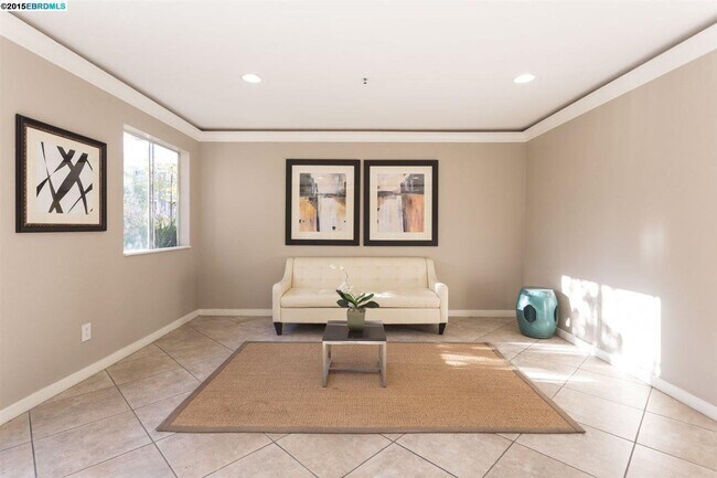 Building Photo - Lovely and updated top floor 1/1 condo wit...