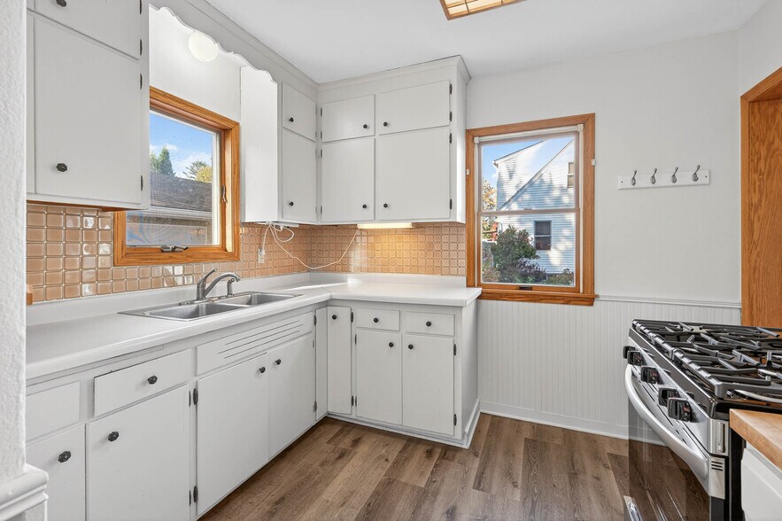 Building Photo - 1049 Sterling St N