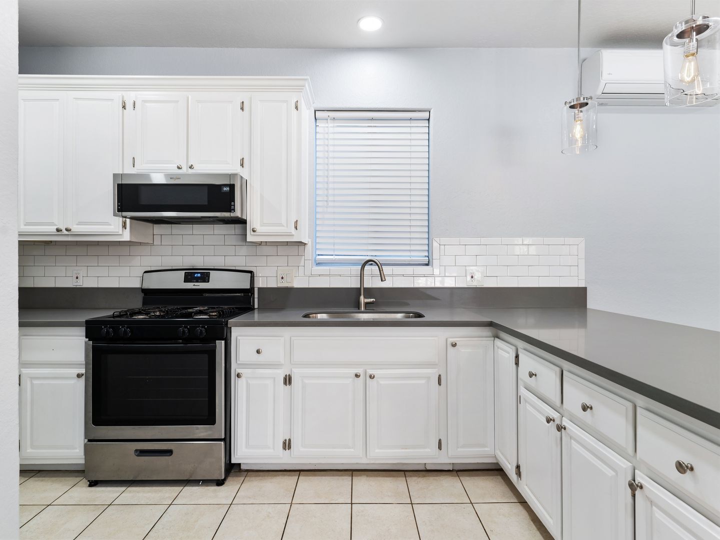 Building Photo - 1116 E 1st St