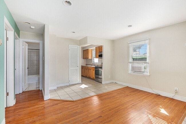 Building Photo - Spacious 2 bedroom with large den in the h...
