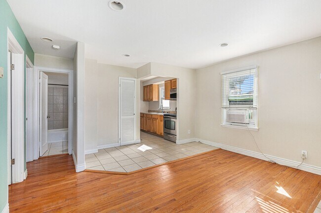 Building Photo - Spacious 2 bedroom with large den in the heart of Villa Park! LEASING SPECIAL info below