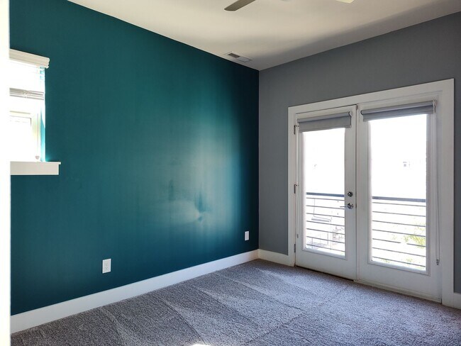 Building Photo - Modern End-Unit Townhome located in the Ce...
