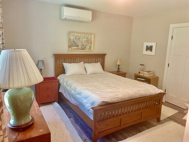 Building Photo - New 3 bed, 3 bath house with in law apt on...