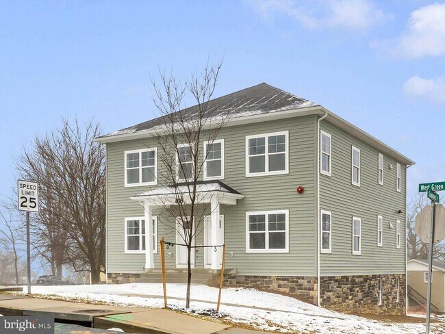 Building Photo - 406 W Green St