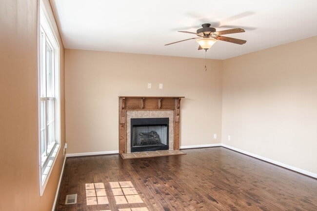 Building Photo - Pet Friendly Three Bedroom!