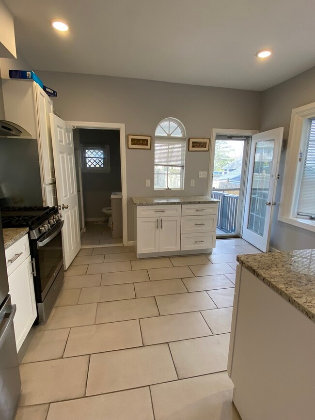 Building Photo - 64 Grove St