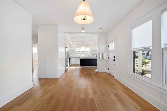 Building Photo - 2606 W 8th St